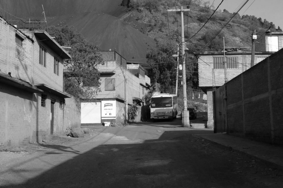Transporte de pasajeros que atraviesa la colonia
