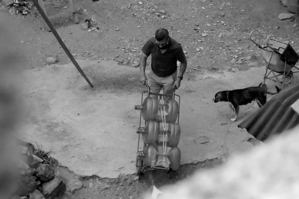 Vecino de la colonia  rumbo a rellenar sus garrafones en la planta de agua potable.

