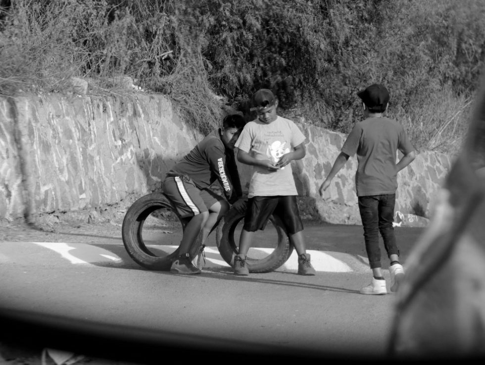 Niños en la periferia del volcán Xaltepec tapan baches para recibir remuneración económica por parte de los automovilistas que circulan por la zona