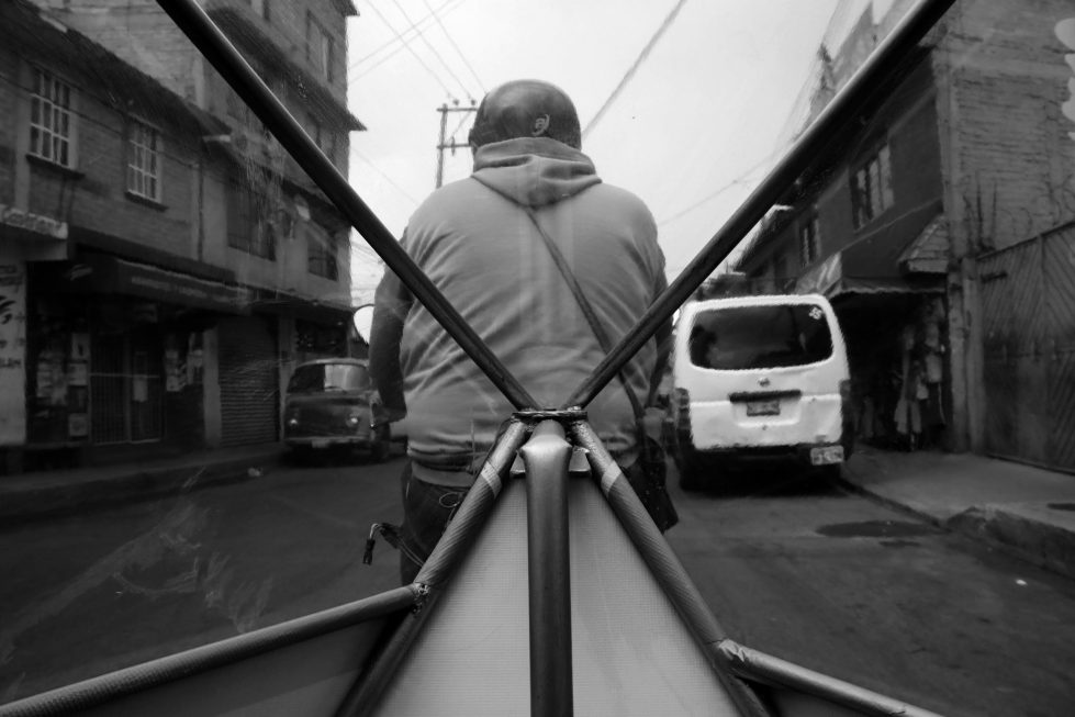 Fotografía tomada desde un transporte público local conocido como “Moto Taxi”. La calle que se observa es Villa Frati