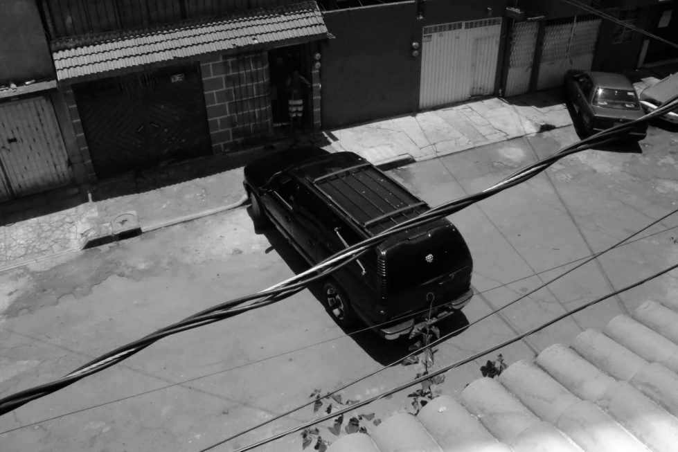 Carrosa fúnebre ingresando a la calle donde habito. Ayer 4 de mayo una vecina falleció las causas aparentes fueron no ligadas a Covid 19. Los vecinos no pudimos asistir al funeral por motivos de seguridad.
